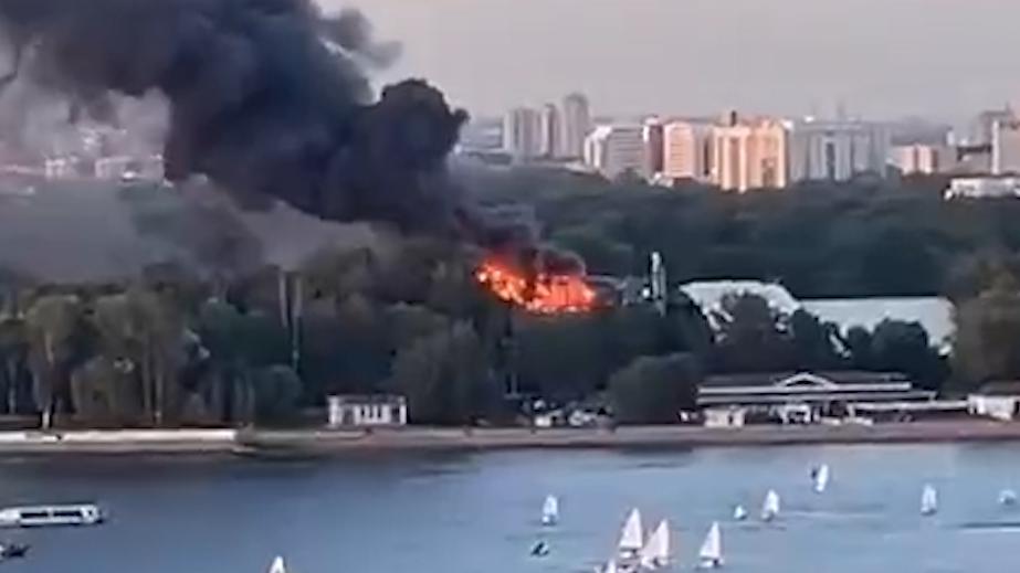 Пожар в спорткомплексе на Крестовском заинтересовал прокуратуру. Видео