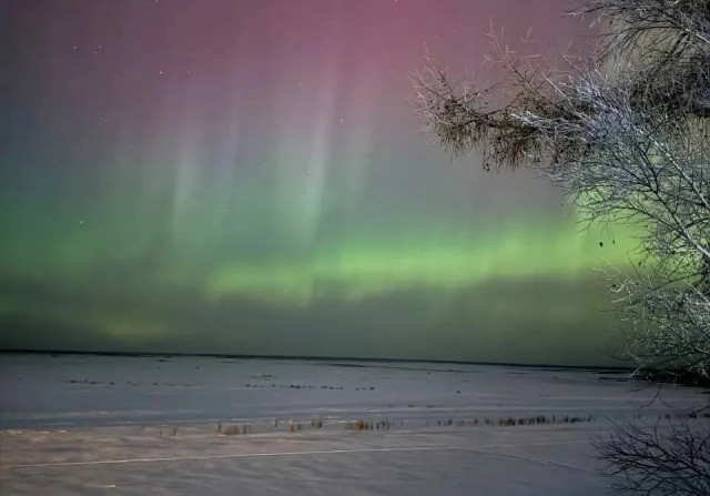 ​Жители отдаленного поселка Сургутского района сняли удивительной красоты северное сияние. ФОТО