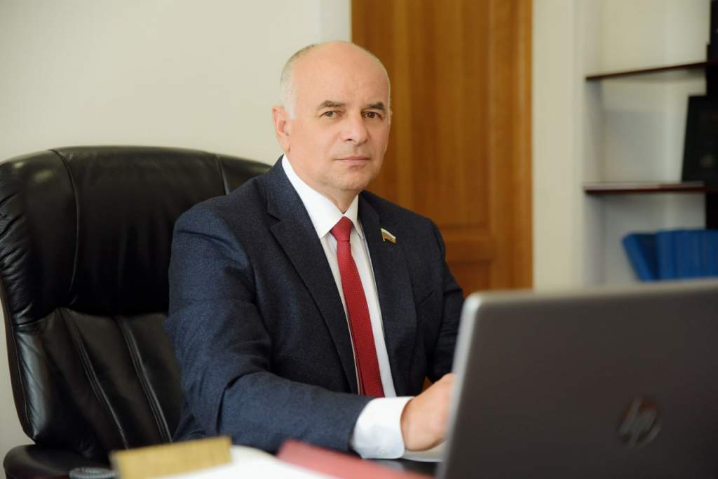 Курская прокуратура судится с экс-спикером Облдумы из-за захвата берега водоема