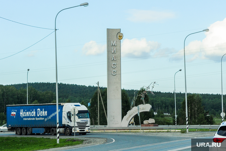 М м челябинск. Стелла Миасс на трассе м5. Поворот на Миасс. Город Миасс Челябинская область. Стела дороги 5 дорог Челябинск.