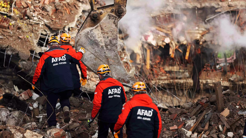 СМИ: В пригороде Стамбула из-под завалов дома достали тела двух человек
