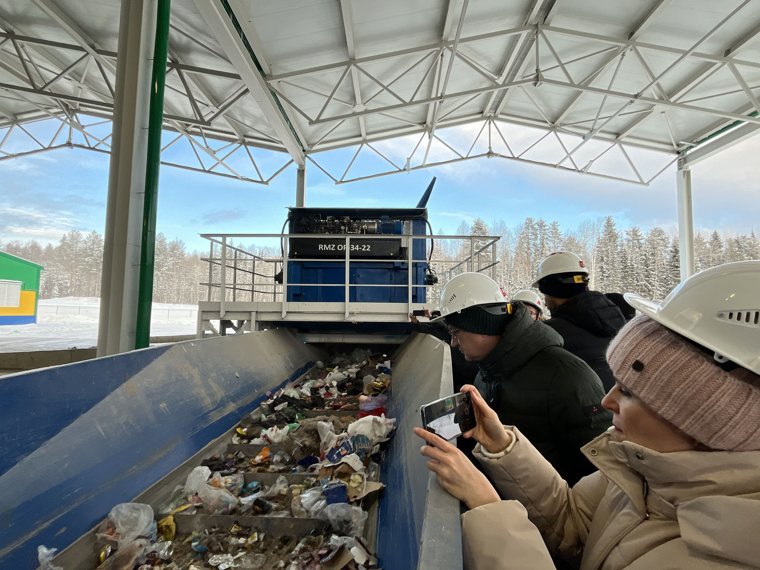 В процессе сортировки на заводе выделяют 14 видов сырья, которое в дальнейшем может уйти на переработку