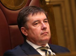 Момотов переписал активы на мать и сменил ей фамилию