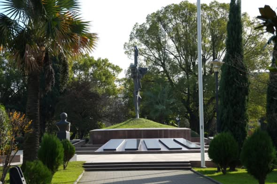 В Парке Славы Сухума высажены саженцы деревьев, в память о пропавших без вести в Отечественной войне народа Абхазии