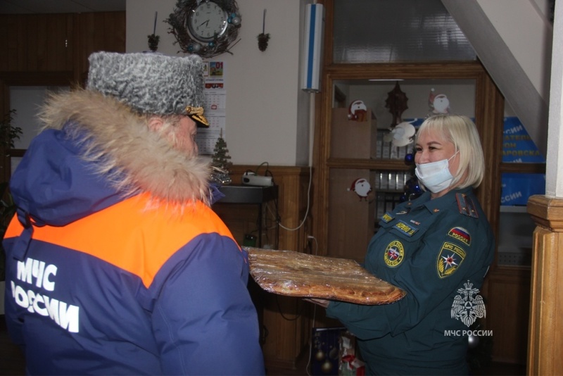 Заступивших дежурить в новогоднюю ночь пожарных и спасателей поздравил начальник Главного управления МЧС России по Хабаровскому краю