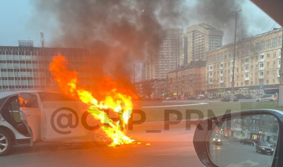 Фото сгоревшей renault. Пермь сгорели машины. Пермь сгорели машины. Пермь сгорели машины. Убитая тачка.