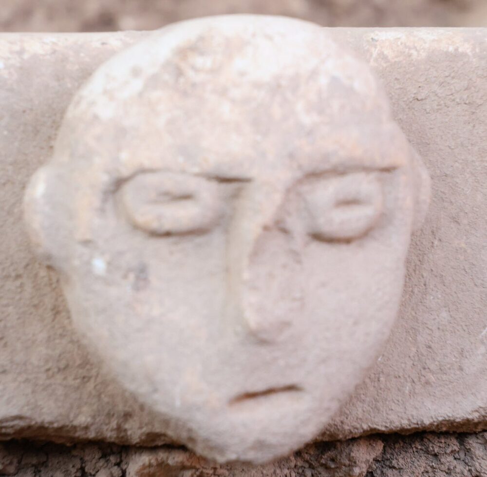 12000-летнее высеченное человеческое лицо