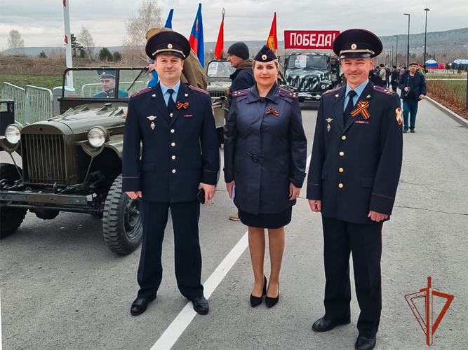 Кемеровские росгвардейцы и их воспитанники присоединились к автопробегу, посвященному 79-й годовщине Победы