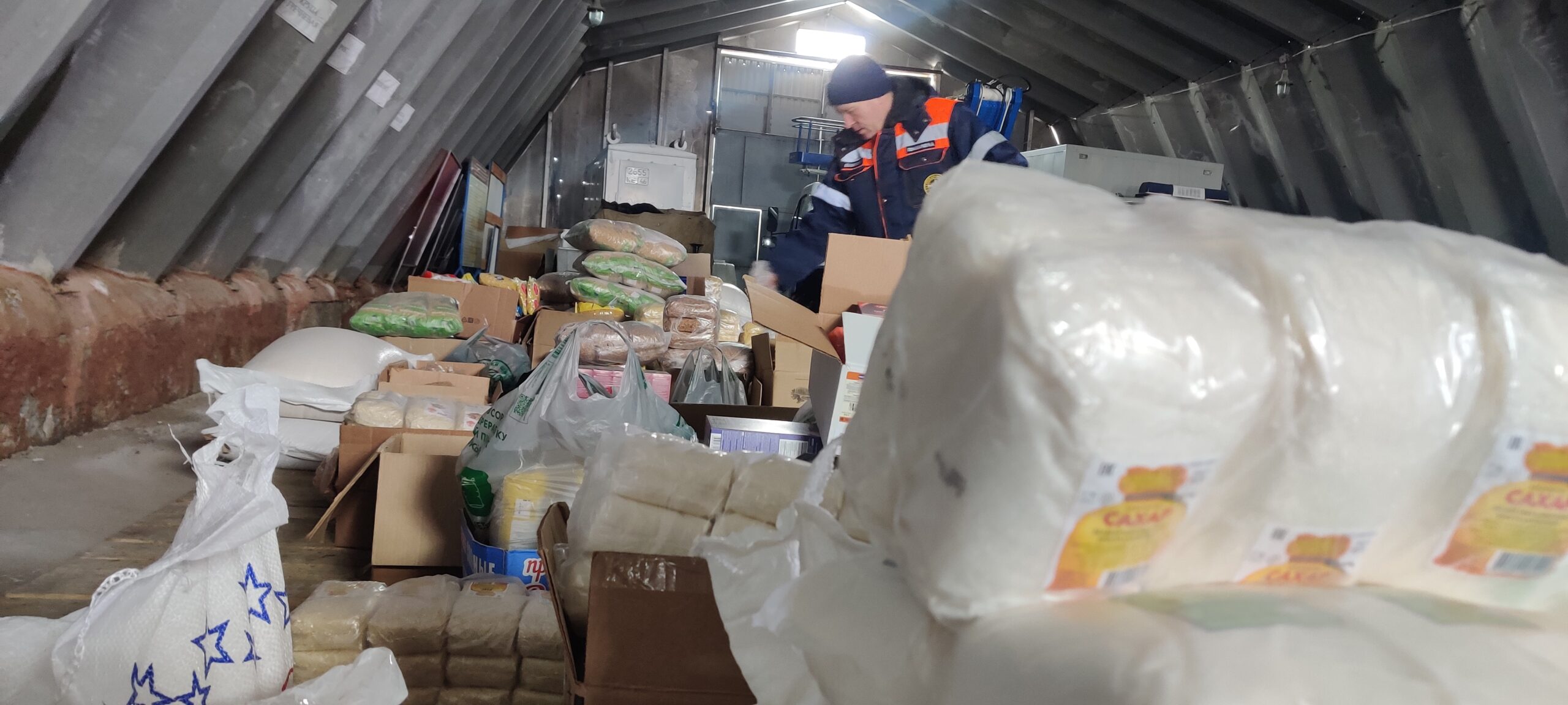 Гуманитарная помощь курск фото In Kursk Region the humanitarian help to refugees send from point of collecting 