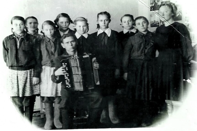 1954 год, июль. Директором Дома пионеров назначен Владимир Алексеевич Попов. На фото участники хорового коллектива.