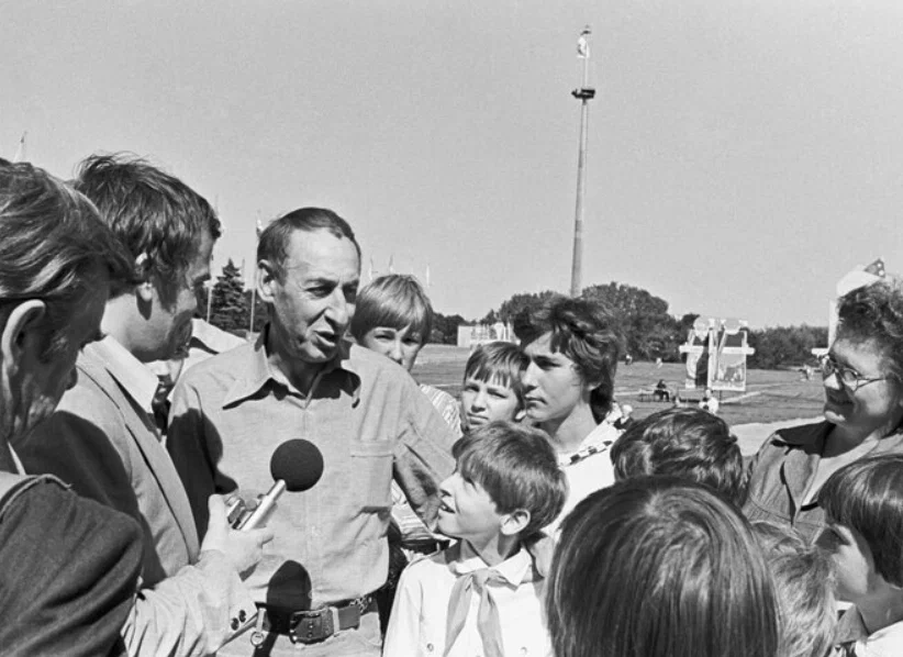 Владимир Басов беседует с журналистами на кинофестивале в Москве, 1979 год