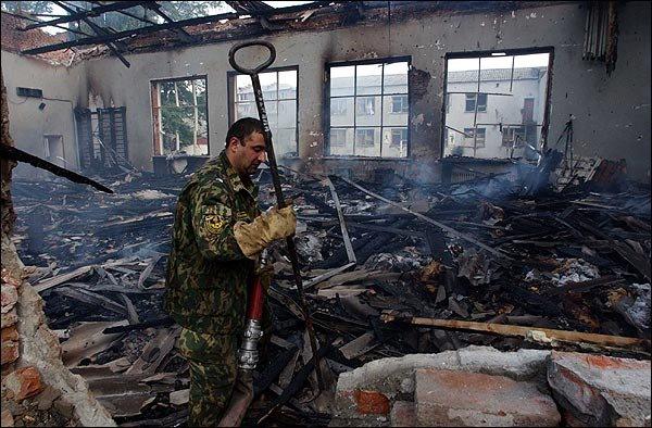 Фото Теракт во время школьной линейки: 10 горьких фотографий трагедии в Беслане, которую мы не забудем 9