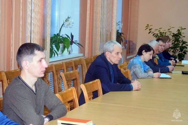 Сотрудник МЧС России принял участие в еженедельном совещании в Духовщинском районе