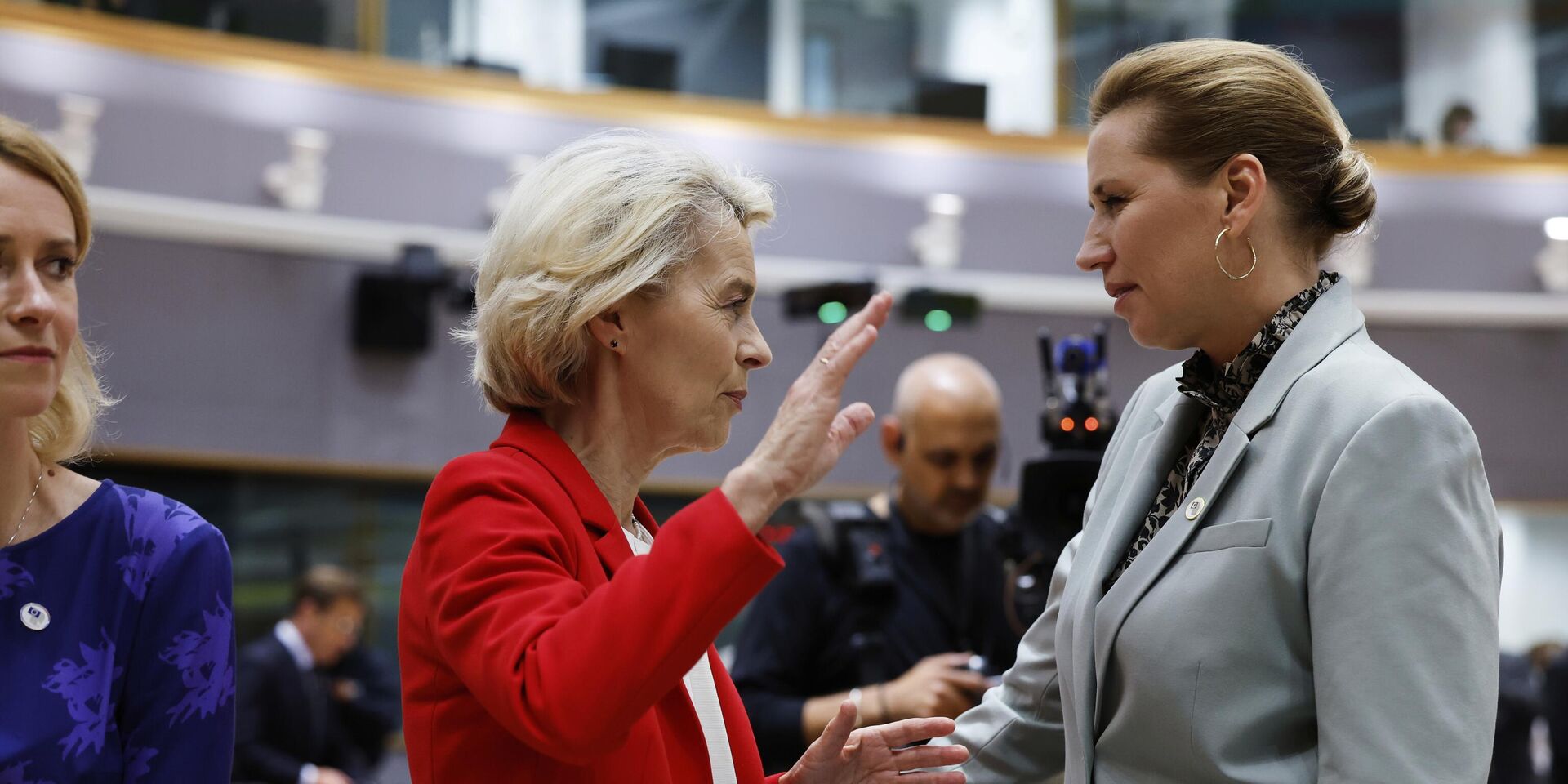 Премьер-министр Дании Метте Фредериксен беседует с председателем Еврокомиссии Урсулой фон дер Ляйен - ИноСМИ, 1920, 13.11.2025