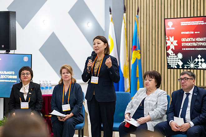 Заместитель губернатора Ирина Максимова, поприветствовав участников Первого Всероссийского культурного форума коренных малочисленных народов России от имени губернатора Владислава Кузнецова, отметила важность того факта, что форум берёт старт именно на Чукотке.