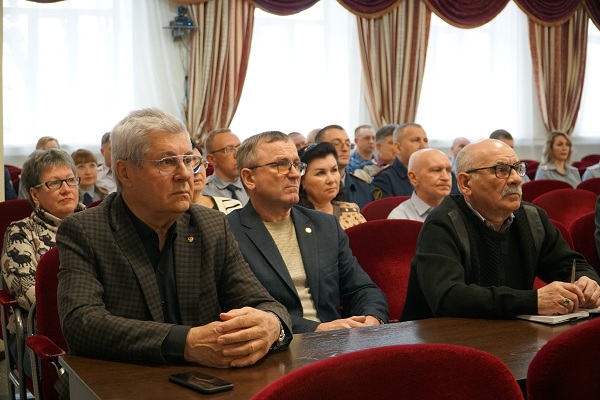 Начальник УФСИН России по Алтайскому краю Сергей Герасимов провел встречу с ветеранами уголовно-исполнительной системы.