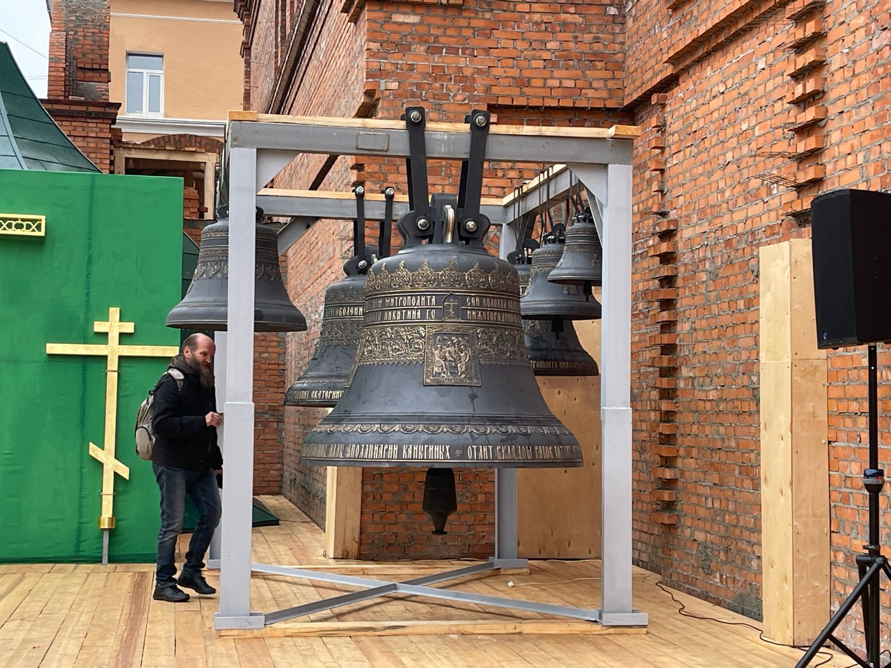 Колокольный набат. Колокола Троице-Сергиевой Лавры. Колокол в Новгороде. Колокол с крестом. Колокол в Троицкой церкви.