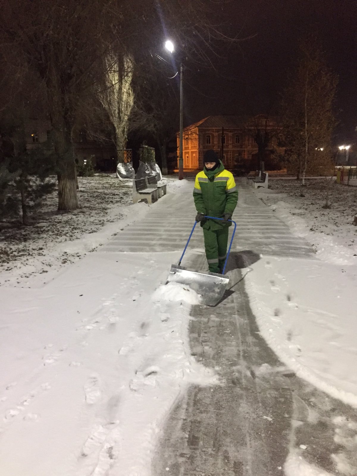 Уборка тротуаров от снега. Техника для уборки снега на тротуарах. Уборка тротуаров. Снег в городе. Тротуар в городе.