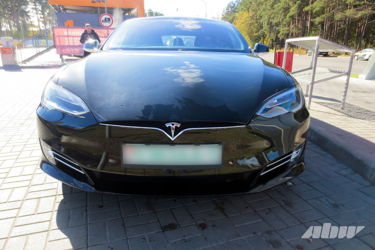 Tesla_Model_S_спереди