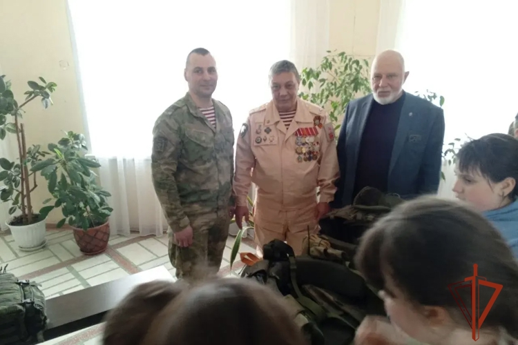 Военнослужащие Росгвардии приняли участие «уроке мужества» для омской молодежи