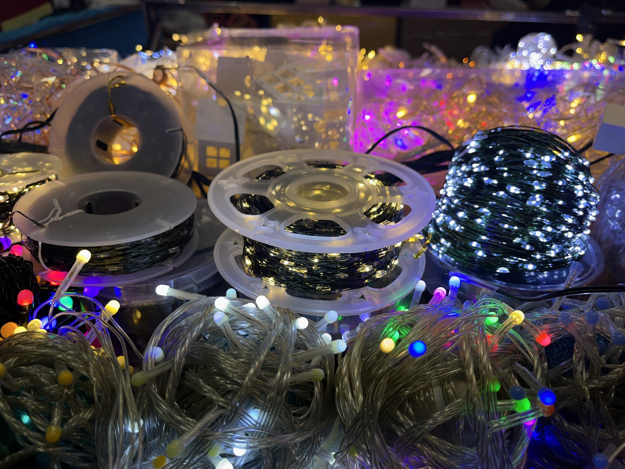 Елка с огоньками. Гирлянда роса на елке. 50 метров гирлянда на какую елку. Елка с разноцветной гирляндой. Вертикальная гирлянда на елку.