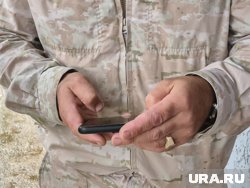 Их мобильные разряжены 