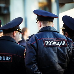 Более 80 мигрантов напали на полицейских в Москве