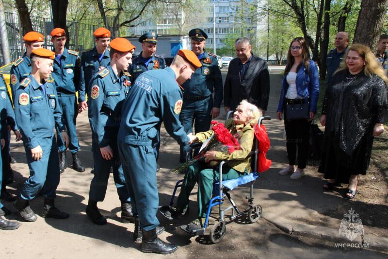 Забота и уважение: сотрудники МЧС России навещают ветеранов войны