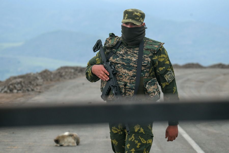 Сотрудник правоохранительных органов на армянско-азербайджанской границе