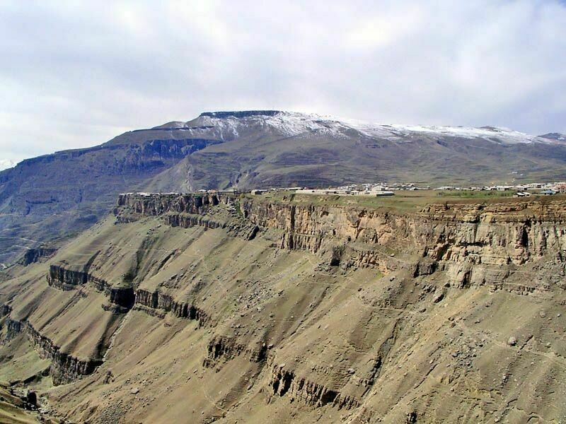 Село хунзах дагестан. Село Хунзах. Дагестан село. Деревни Дагестана. Обрыв.