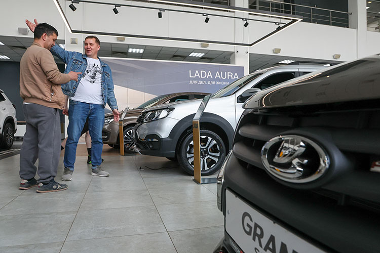 «У нас есть основания для осторожного оптимизма по последним месяцам, особенно по июлю, августу, сентябрю и октябрю. Мы видим, что по сравнению с июнем возросли продажи месяц к месяцу примерно на 30 процентов в сентябре и более чем на 80 в октябре»