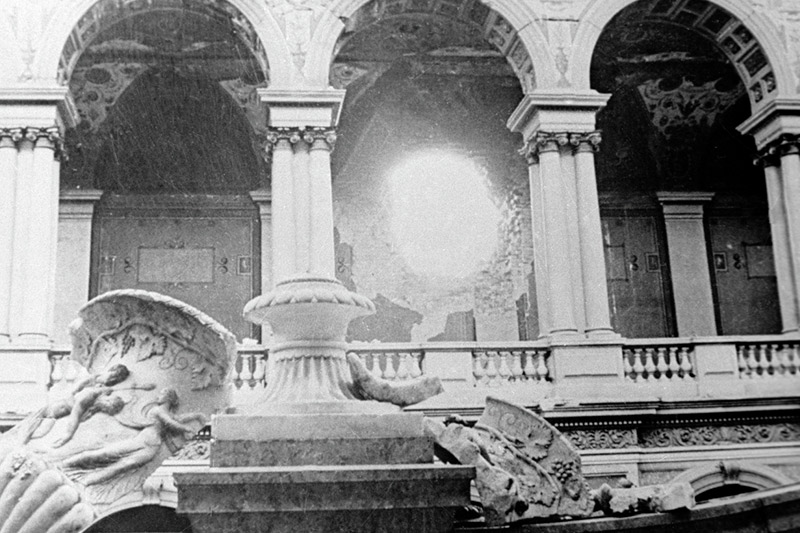 Разрушенное здание Государственного Эрмитажа во время артиллерийского обстрела