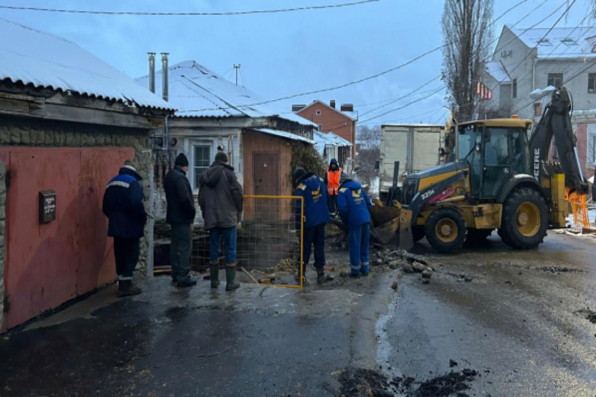 Из-за коммунальной аварии в Воронеже машина провалилась под землю прямо в гараже