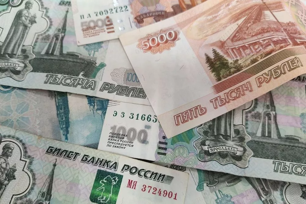 Не превышающими 3 млн рублей. 2400 Рублей. 1000 Рублей фото. Фото денег 1000 рублей. 200 Тысяч рублей картинка.