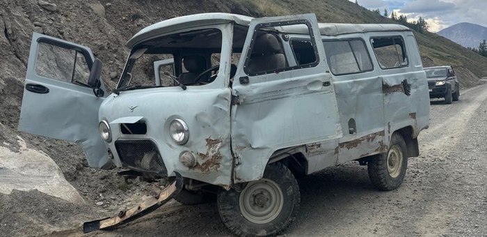 В аварии с двумя УАЗами пострадали два человека