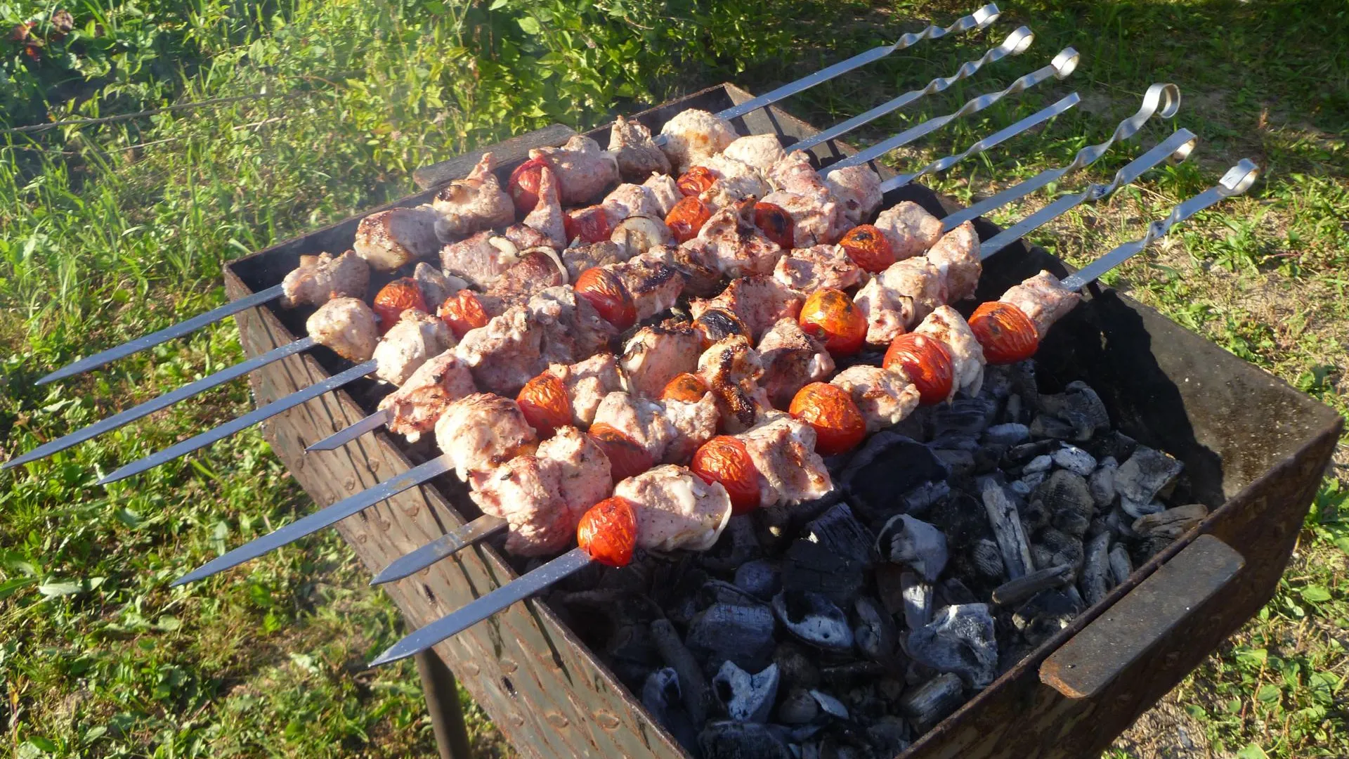 Шашлыки в свердловской области можно ли. Шашлыки на природе. Шашлык на мангале на природе. Шашлыки на даче. Шашлыки на природе летом.