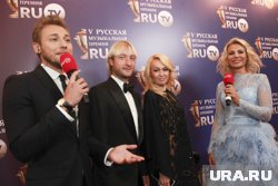 Рудковская (справа от фигуриста Плющенко) выразила уважение к итальянскому дизайнеру