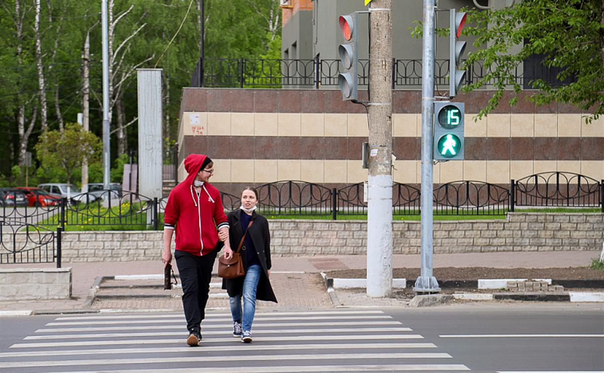 Переход на красный пешеход. Пешеходный светофор. Светофор для пешеходов. Пешеходный светофор на улицах города. Фотосессия на пешеходном переходе.