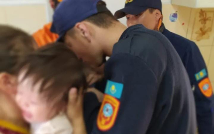 Вертикальный вызов санкт петербург. Спасатели и врачи эпичные фото. Вызов спасателей. Единый номер службы спасения. Вызов спасателей.