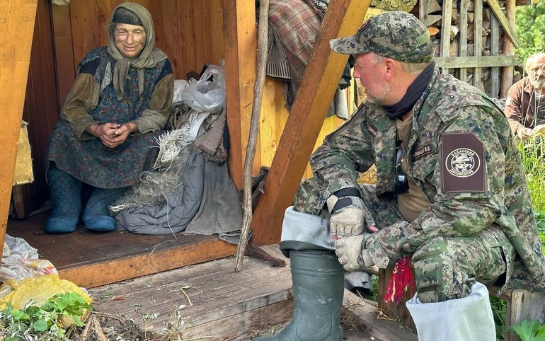 Агафья Лыкова угостила репой директора заповедника Хакасский