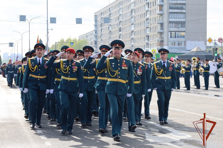 Командир Северского соединения Росгвардии принял праздничный парад в честь юбилея Великой Победы (видео)