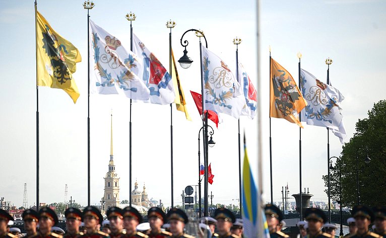 Возложение цветов к памятнику Петру I на Сенатской площади