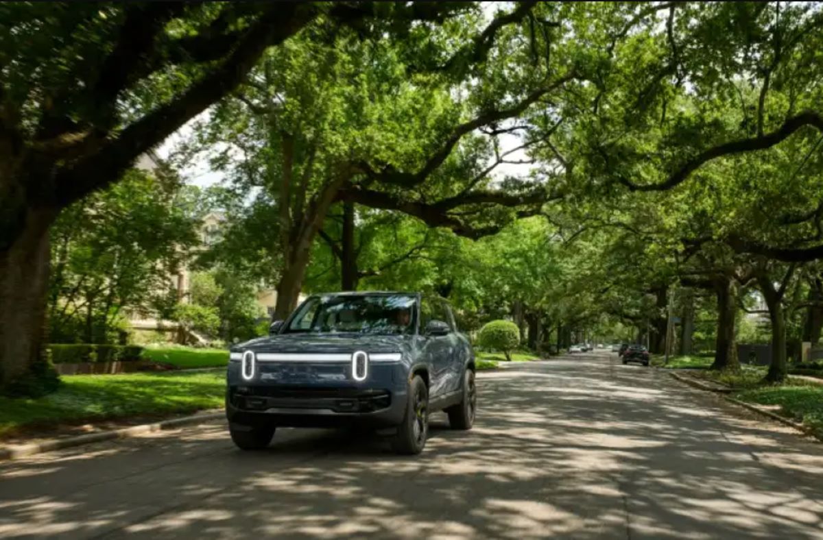 Трёхтонный внедорожник Rivian R1S разгоняется за 2,9 с и снимает процесс на камеру