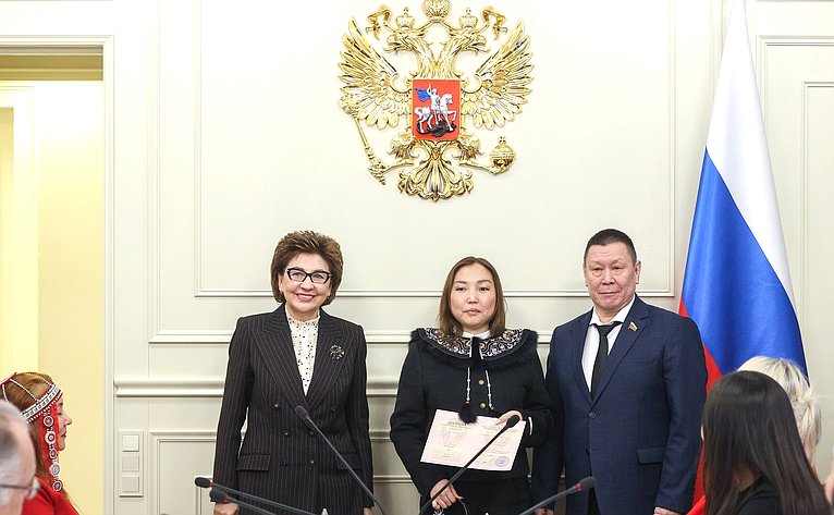 Награждение участников профессиональной переподготовки в сфере эффективных практик устойчивого развития коренных малочисленных народов Севера, Сибири и Дальнего Востока России