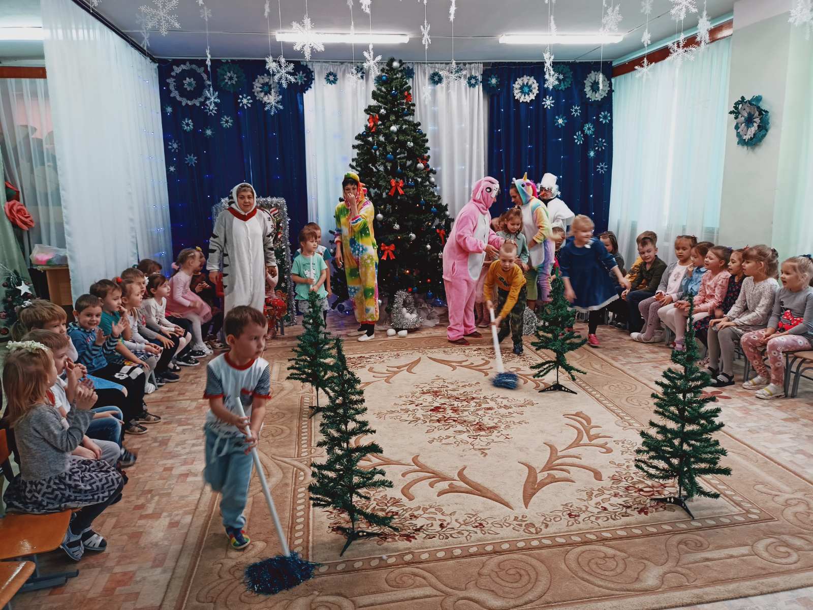 прощание с новогодней елочкой в детском саду. прощание с новогодней елочкой в детском саду. прощание с елочкой в детском саду. прощание с новогодней елкой. прощание с новогодней елочкой в детском саду.