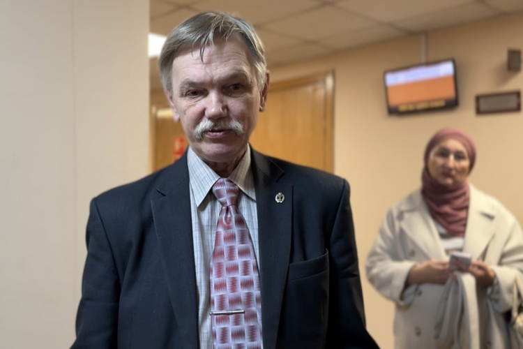 Адвокат Лапинский дело назвал «странным». «Не только само обвинение странное — впервые такое обвинение [встречаю], но еще и странно то, что расследовала это дело та же самая следственная бригада, которая расследовала дело Закиева»