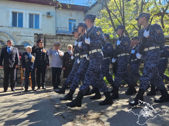 Росгвардейцы провели акцию «Парад у дома ветерана» в городе-герое Севастополе