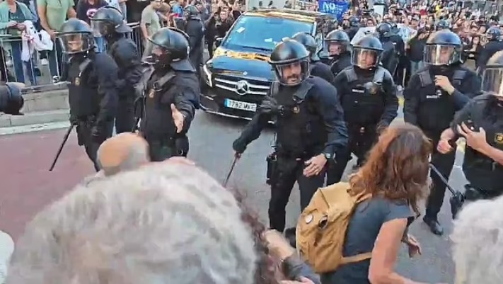 Новый День: В Барселоне полиция побила местных жителей, протестовавших против показа в общественном парке коллекции Louis Vuitton