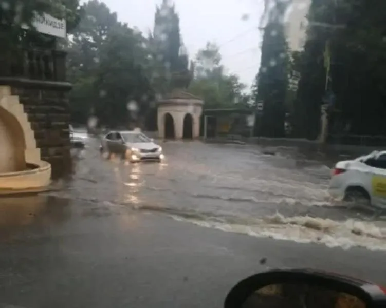 в кирове молодой человек выпал из окна. 23 выпал. 23 выпал. выпал месси фифа мобайл 23. девушка выбросилась из окна.