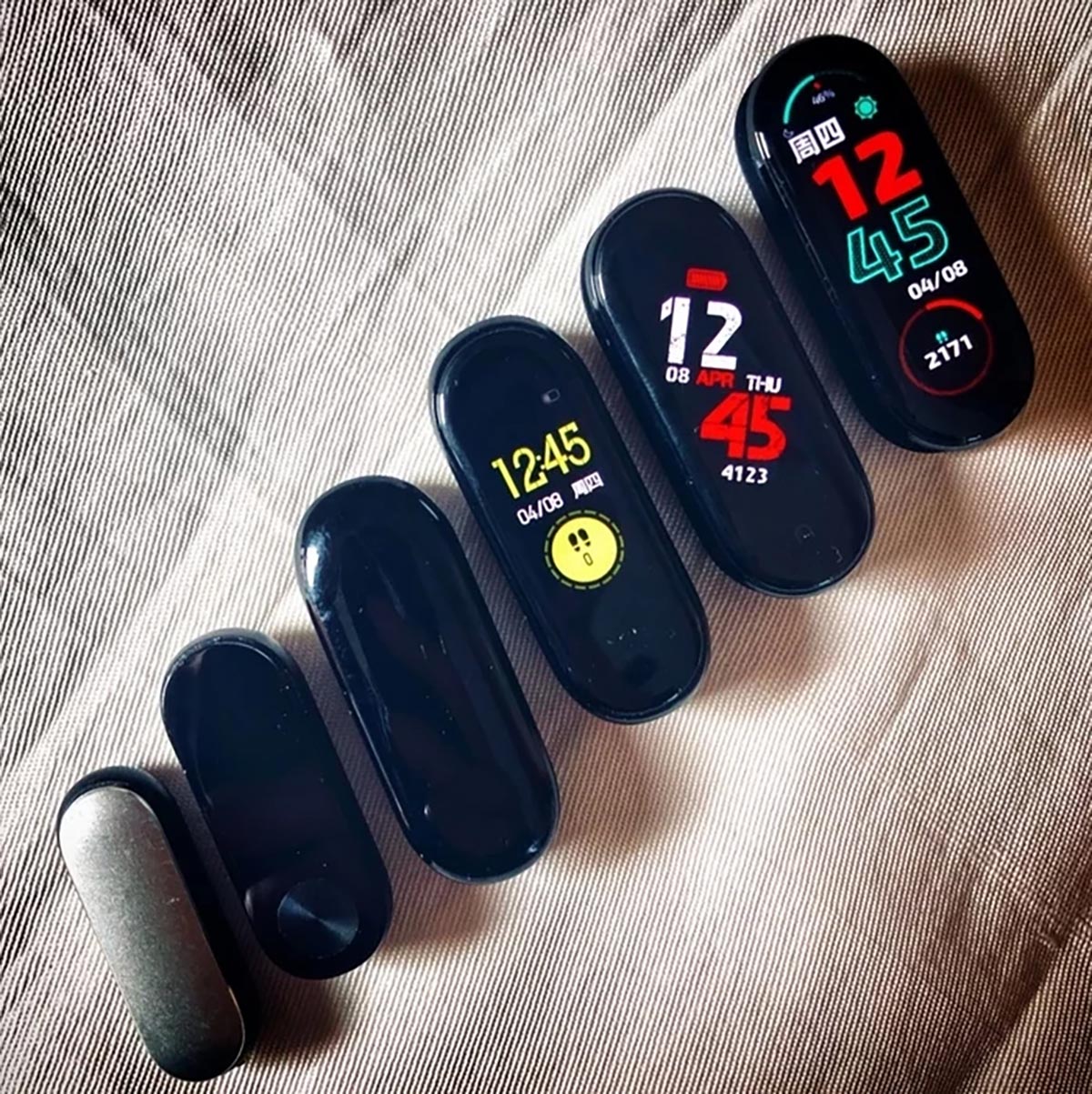 Xiaomi band 8 genshin impact. Эволюция mi Band. Эволюция mi Band 7pro. Mi Band Эволюция браслеты. Капсулы ми бэнд Эволюция.